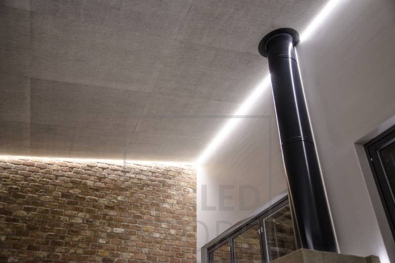 Indirect lighting in the ceiling of the living room, with colour temperature control, creates a moody lighting in the space. Ledstore.fi